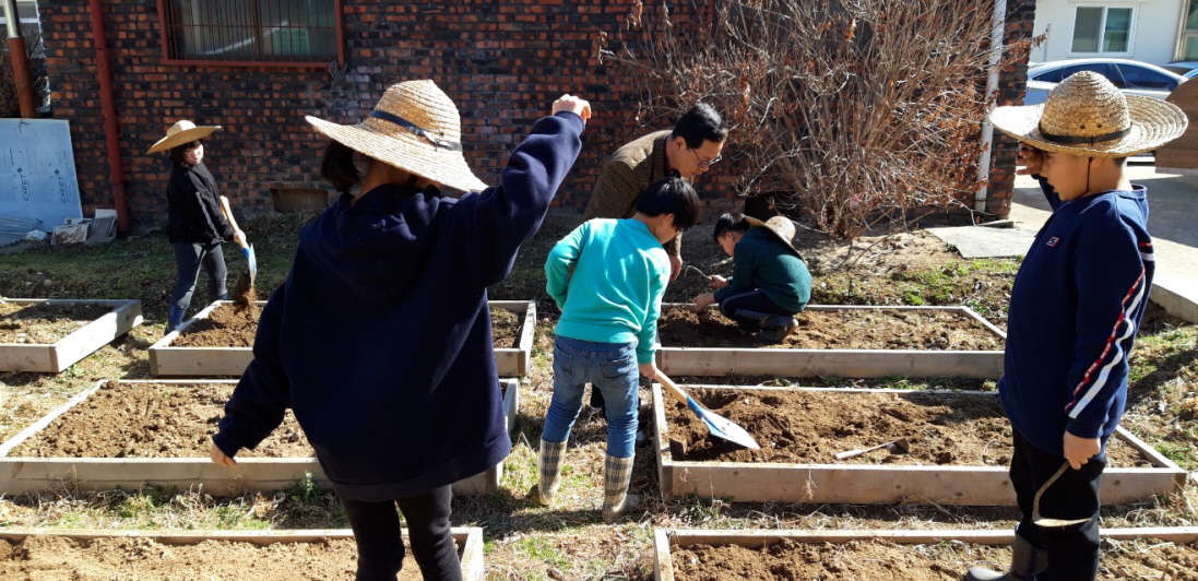 사진(18일) 서천군 마을교육공동체 평생교육 프로그램 성황(시초초 텃밭에서 절기농사를 배우는 모습)